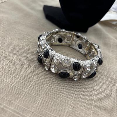 Silver tone stretchy bracelet