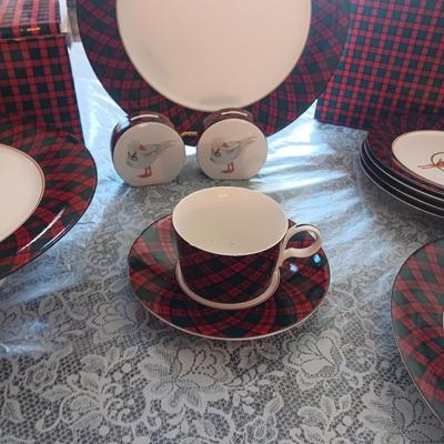 ARITA TARTAN JAPAN 4 PLACE SETTING OF DINNERWARE WITH EXTRA PIECES