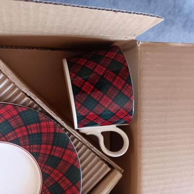 ARITA TARTAN JAPAN 4 PLACE SETTING OF DINNERWARE WITH EXTRA PIECES