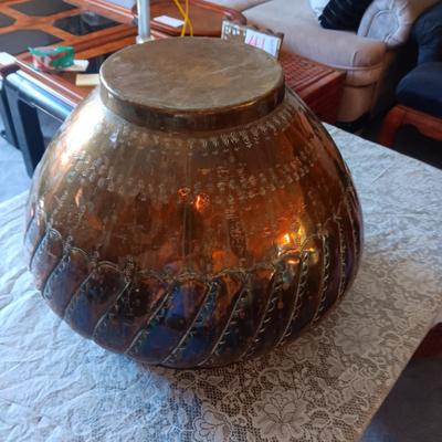 BEAUTIFUL VINTAGE EGYPTIAN HAMMERED COPPER POT