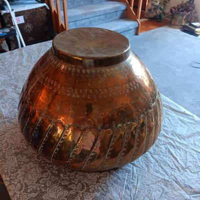 BEAUTIFUL VINTAGE EGYPTIAN HAMMERED COPPER POT