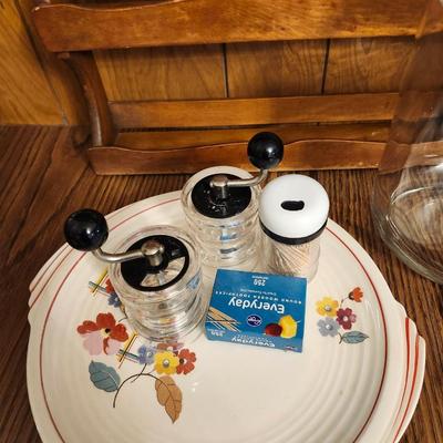 Miscellaneous Kitchen Lot, including wooden hot pads