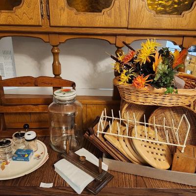 Miscellaneous Kitchen Lot, including wooden hot pads