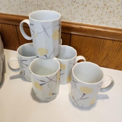 Kitchen lot including Pyrex, Casserole Dish Carrier, Glass Casserole Dishes, bowl etc