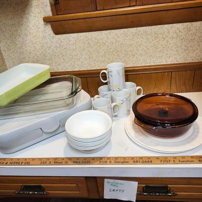 Kitchen lot including Pyrex, Casserole Dish Carrier, Glass Casserole Dishes, bowl etc