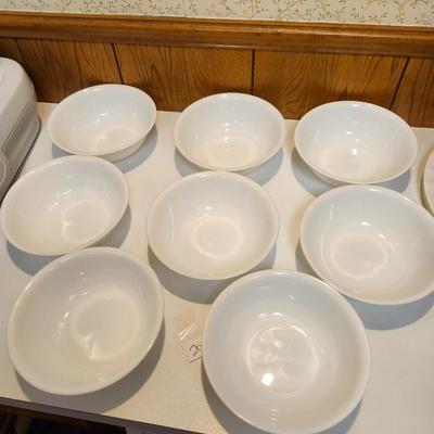 Kitchen lot including Pyrex, Casserole Dish Carrier, Glass Casserole Dishes, bowl etc
