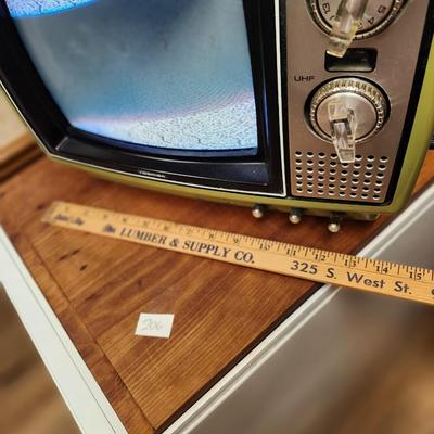 Vintage MCM 1978 Toshiba C097 TV Television Blackstripe, Weather radio/TV and folding table lamp