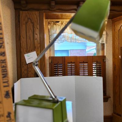 Vintage MCM 1978 Toshiba C097 TV Television Blackstripe, Weather radio/TV and folding table lamp