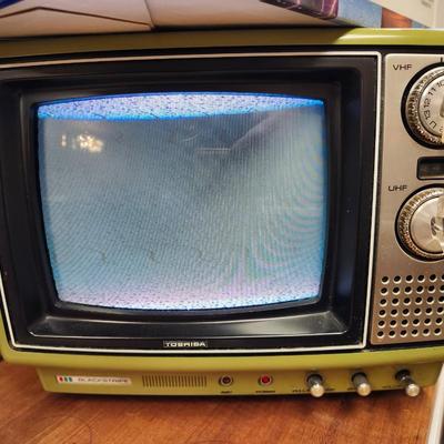 Vintage MCM 1978 Toshiba C097 TV Television Blackstripe, Weather radio/TV and folding table lamp