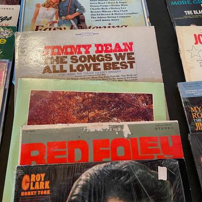 AN ASSORTMENT OF VINYL RECORDS