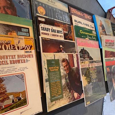 AN ASSORTMENT OF VINYL RECORDS
