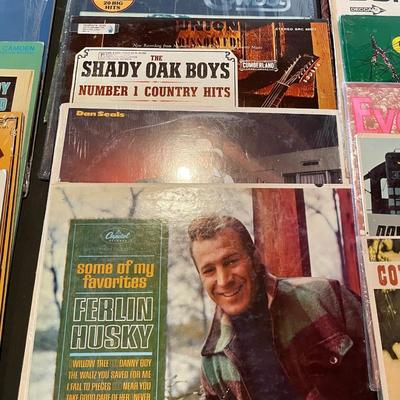 AN ASSORTMENT OF VINYL RECORDS