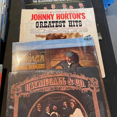AN ASSORTMENT OF VINYL RECORDS