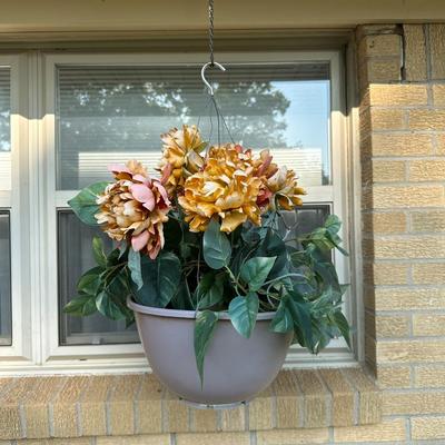 Outdoor household decor lot, fake plant and rugs