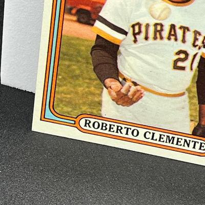 LOT 7: 1972 Topps Baseball Card Roberto Clemente