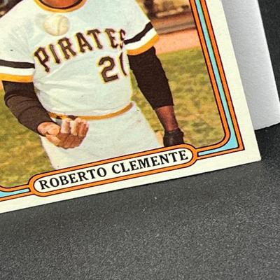 LOT 9: 1972 Topps Baseball Card Roberto Clemente