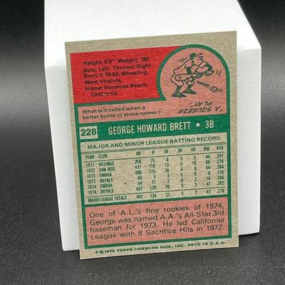 LOT 11: 1975 Topps Baseball George Brett Rookie Card