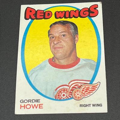LOT 21: 1971-72 Topps NHL Hockey Cards - Phil Esposito, Bobby Clarke, Gordie Howe, Bobby Hull