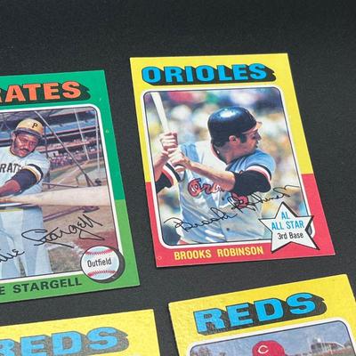 LOT 27: 1975 Topps Baseball Cards - Thurmon Munson, Tom Seaver, Brooks Robinson and More