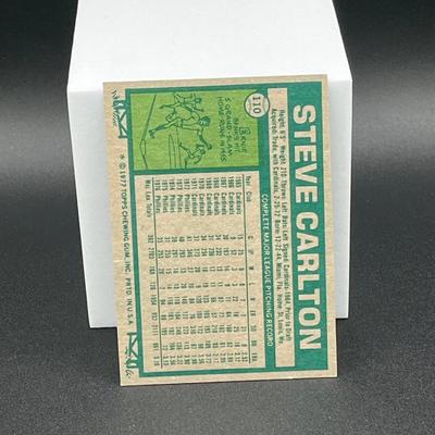 LOT 33: 1977 Topps Baseball Cards -Mile Schmidt, Johnny Bench, Steve Carlton and More