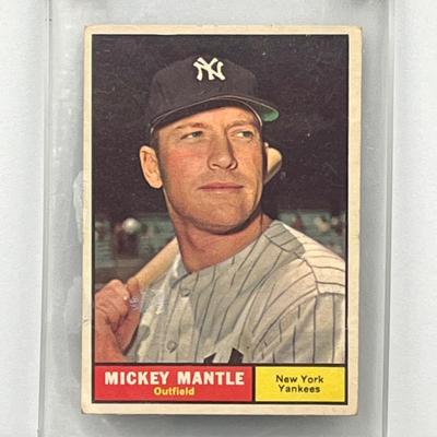 LOT 44: 1961 Topps Mickey Mantle Baseball Card