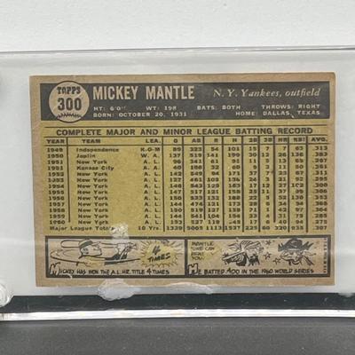 LOT 44: 1961 Topps Mickey Mantle Baseball Card