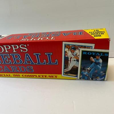 LOT 54: 1988 Topps Baseball Cards Set