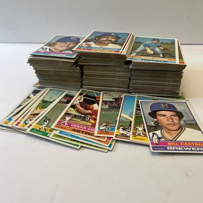 LOT 57: Set Builder - 1976 Topps Baseball Cards