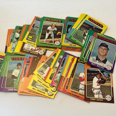 LOT 58: Set Builder 1975 Topps Baseball Cards