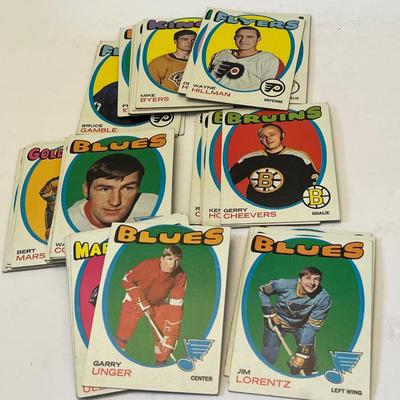 LOT 59: 1971-72 Topps NHL Hockey Cards