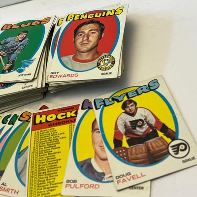 LOT 59: 1971-72 Topps NHL Hockey Cards