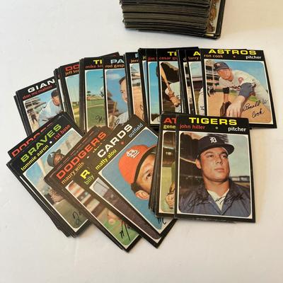 LOT 62: Set Builder - 1971 Topps Baseball Cards