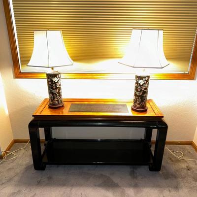 2 ASIAN PORCELAIN BASE LAMPS AND A 2 TIER SOFA TABLE