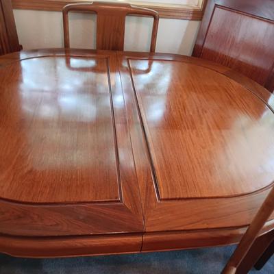 GORGEOUS SOLID WOOD DINING TABLE W/2 CAPTAIN AND 4 ARMLESS CHAIRS PLUS 2 LEAVES