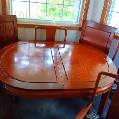 GORGEOUS SOLID WOOD DINING TABLE W/2 CAPTAIN AND 4 ARMLESS CHAIRS PLUS 2 LEAVES