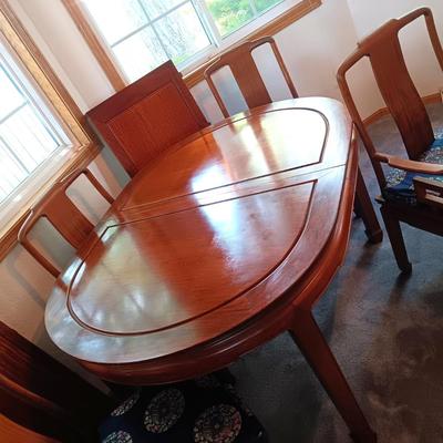 GORGEOUS SOLID WOOD DINING TABLE W/2 CAPTAIN AND 4 ARMLESS CHAIRS PLUS 2 LEAVES