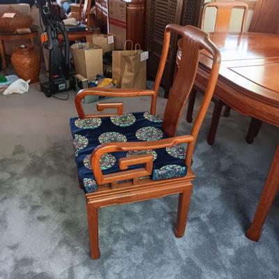 GORGEOUS SOLID WOOD DINING TABLE W/2 CAPTAIN AND 4 ARMLESS CHAIRS PLUS 2 LEAVES