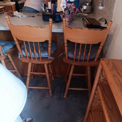 LIKE NEW 4 OAK SWIVEL BAR STOOLS