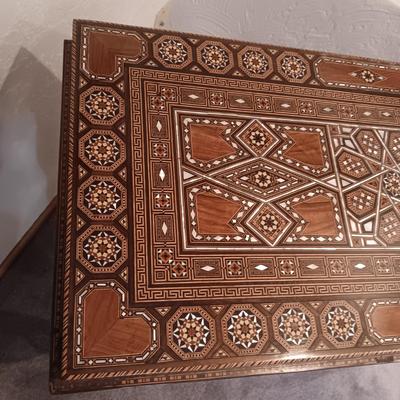 BREATHTAKING SYRIAN DETAILED INLAID MOTHER OF PEARL FOLD OUT GAME TABLE