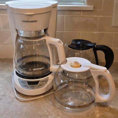Coffee Maker and 2 Extra Carafes