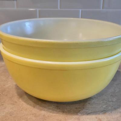 (2) Vintage Yellow Pyrex Large 4 quart Bowls