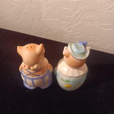 PIG SHAKERS, BANKS AND FIGURES