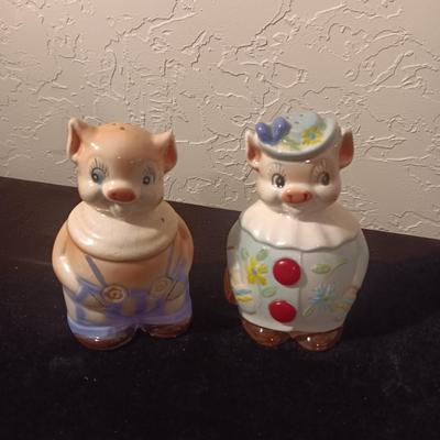 PIG SHAKERS, BANKS AND FIGURES