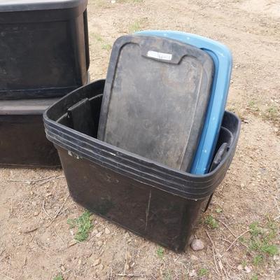 SIX PLASTIC CONTAINERS WITH LIDS