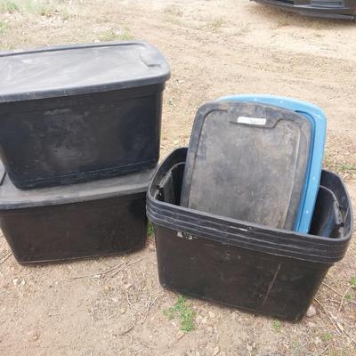 SIX PLASTIC CONTAINERS WITH LIDS