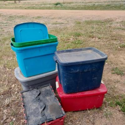 PLASTIC CONTAINERS WITH LIDS