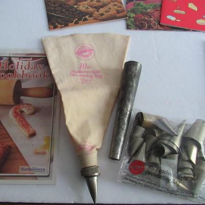 Older Wilton Cake Decorating Pastry Bag With Tons of Metal Tips and Cook Booklets