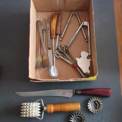 Lot of Misc Antique/Vintage Kitchenware Gadgets and Working Vintage Iron