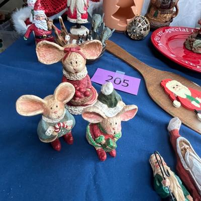 Assorted santas & decor