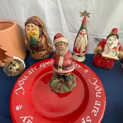 Assorted santas & decor
